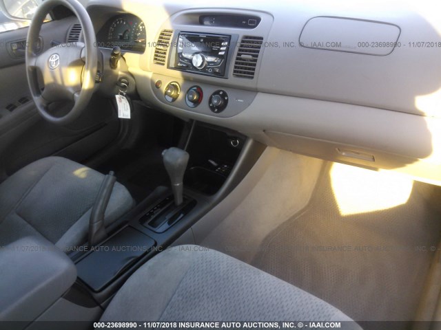 4T1BF32K04U587723 - 2004 TOYOTA CAMRY LE/XLE/SE SILVER photo 5