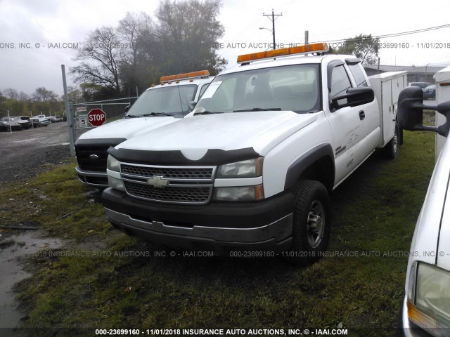 1GBHC29235E177487 - 2005 CHEVROLET SILVERADO C2500 HEAVY DUTY WHITE photo 2