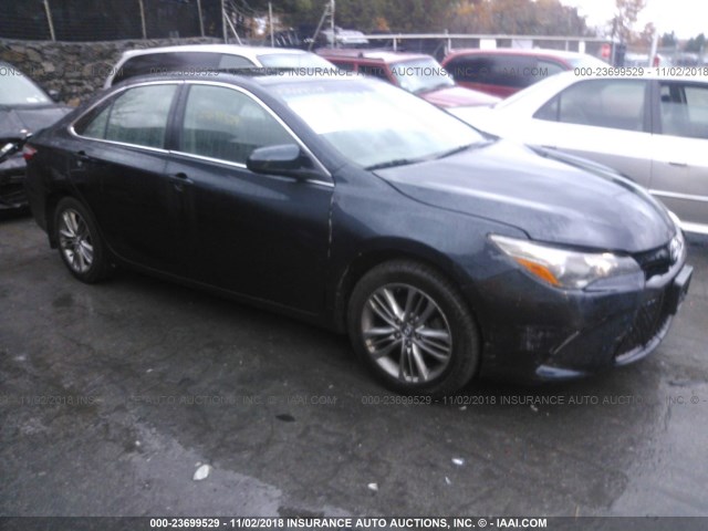 4T1BF1FK4FU100332 - 2015 TOYOTA CAMRY LE/XLE/SE/XSE 深蓝色 照片 1