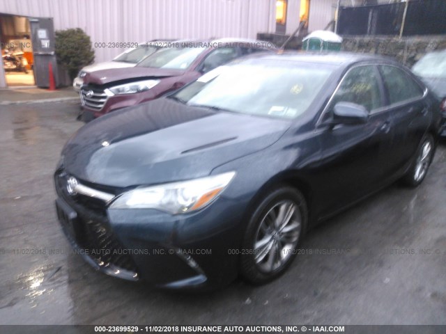 4T1BF1FK4FU100332 - 2015 TOYOTA CAMRY LE/XLE/SE/XSE 深蓝色 照片 2