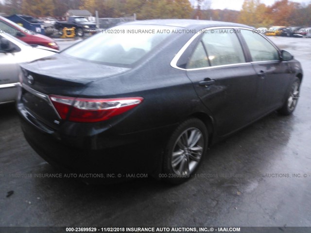 4T1BF1FK4FU100332 - 2015 TOYOTA CAMRY LE/XLE/SE/XSE 深蓝色 照片 4