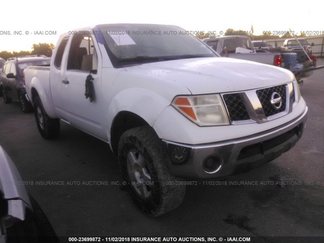 1N6AD06W38C411971 - 2008 NISSAN FRONTIER KING CAB LE/SE/OFF ROAD WHITE photo 1