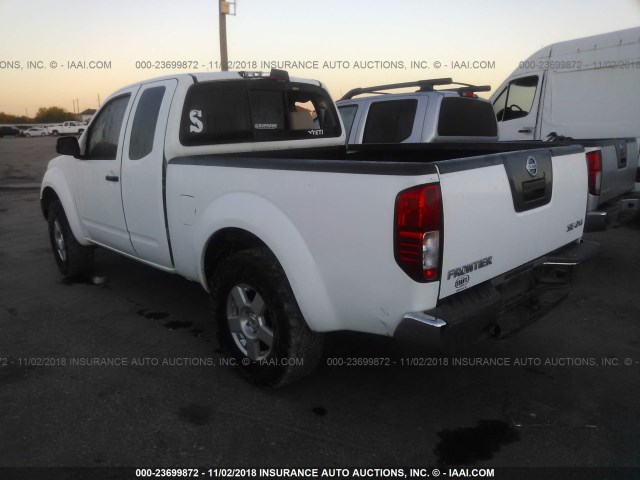 1N6AD06W38C411971 - 2008 NISSAN FRONTIER KING CAB LE/SE/OFF ROAD WHITE photo 3