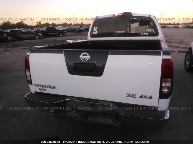 1N6AD06W38C411971 - 2008 NISSAN FRONTIER KING CAB LE/SE/OFF ROAD WHITE photo 6