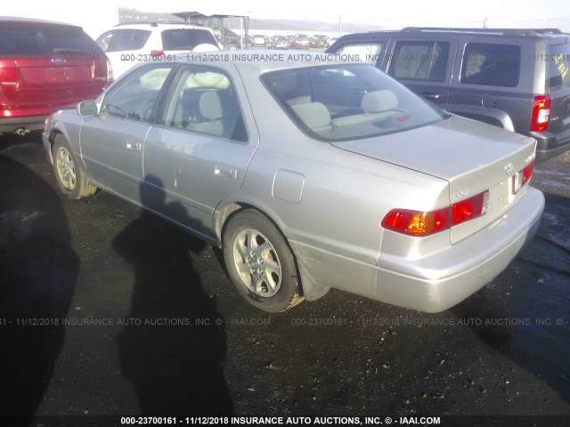 JT2BF22K6Y0247769 - 2000 TOYOTA CAMRY CE/LE/XLE ვერცხლისფერი ფოტო 3