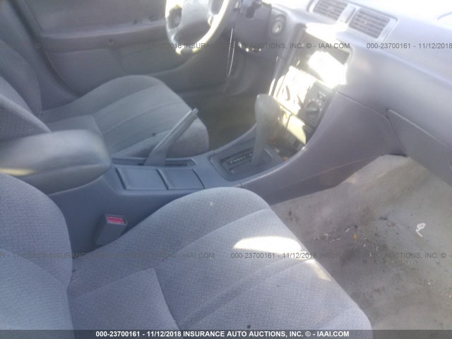 JT2BF22K6Y0247769 - 2000 TOYOTA CAMRY CE/LE/XLE ვერცხლისფერი ფოტო 5