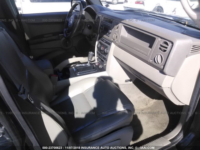 1J8HG48KX6C356841 - 2006 JEEP COMMANDER GRAY photo 5
