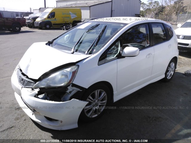 JHMGE8H44AC010115 - 2010 HONDA FIT SPORT WHITE photo 2