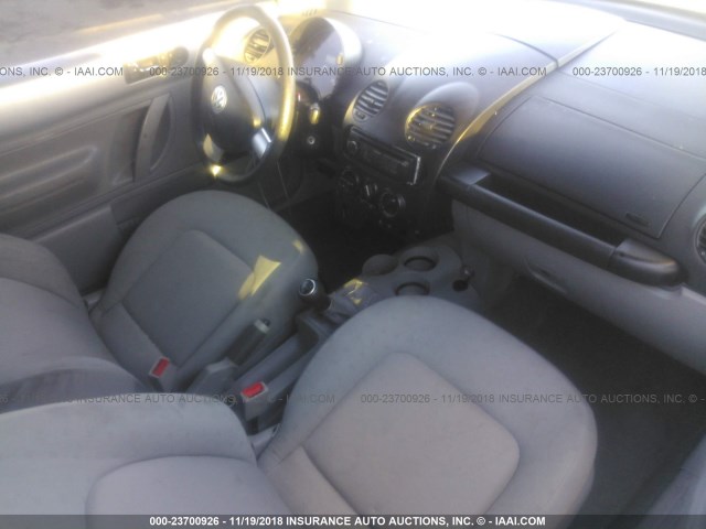 3VWBB61C2WM007775 - 1998 VOLKSWAGEN NEW BEETLE 银色 照片 5