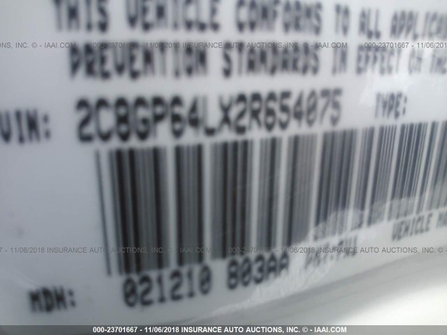 2C8GP64LX2R654075 - 2002 CHRYSLER TOWN & COUNTRY LIMITED WHITE photo 9