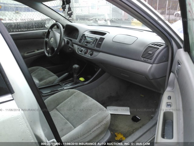 4T1BF32K43U556165 - 2003 TOYOTA CAMRY LE/XLE/SE SILVER photo 5