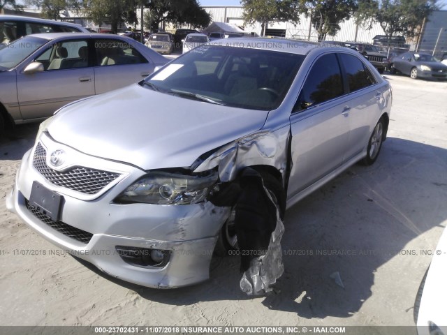 4T1BF3EK5AU073180 - 2010 TOYOTA CAMRY SE/LE/XLE SILVER photo 2