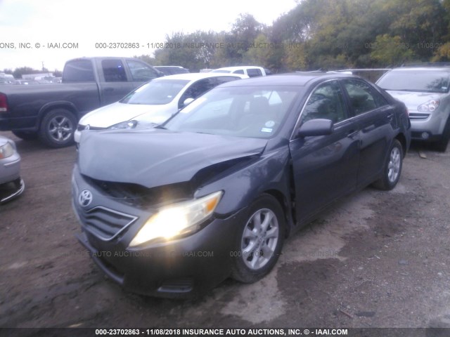 4T1BF3EK4AU102801 - 2010 TOYOTA CAMRY SE/LE/XLE GRAY photo 2