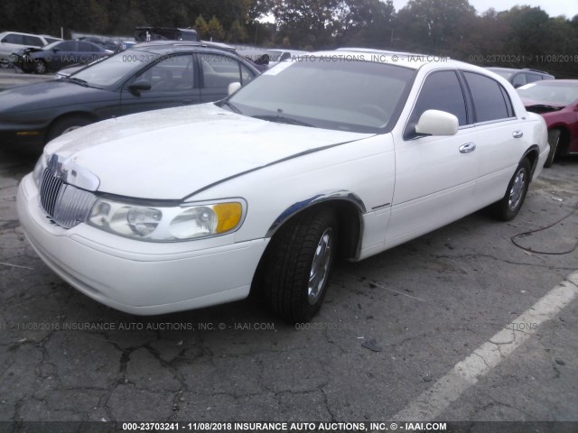 1LNFM82WXXY606492 - 1999 LINCOLN TOWN CAR SIGNATURE WHITE photo 2