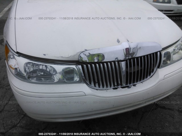 1LNFM82WXXY606492 - 1999 LINCOLN TOWN CAR SIGNATURE WHITE photo 6