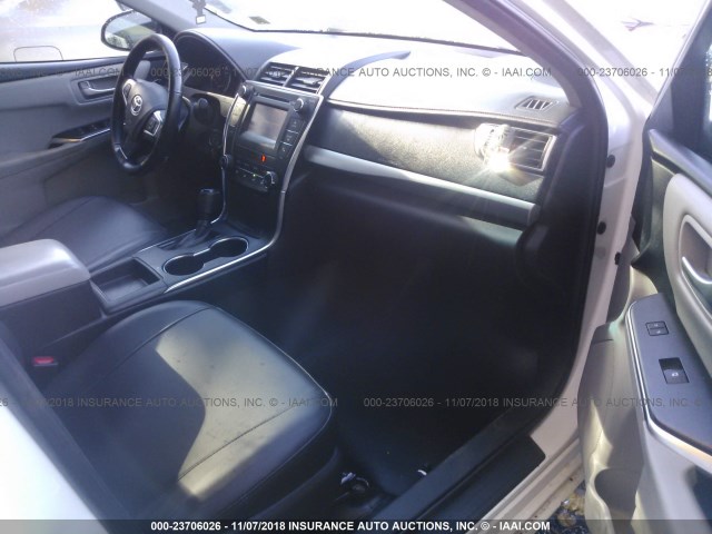 4T1BF1FK0GU138559 - 2016 TOYOTA CAMRY LE/XLE/SE/XSE 白色 照片 5