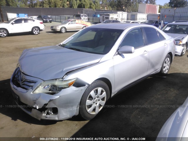 4T1BF3EK4BU126890 - 2011 TOYOTA CAMRY SE/LE/XLE SILVER photo 2