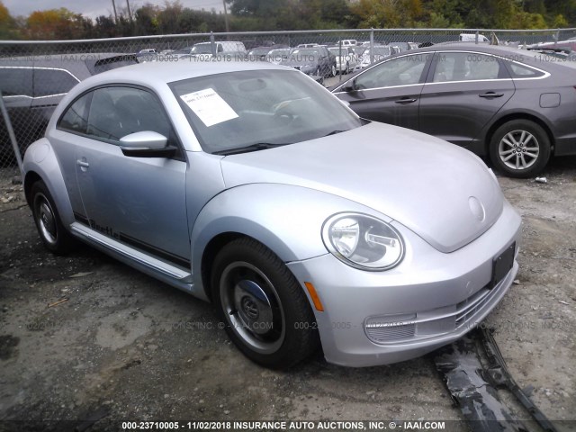3VWHP7AT8CM623610 - 2012 VOLKSWAGEN BEETLE SILVER photo 1