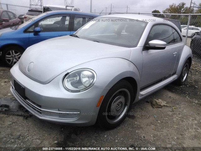 3VWHP7AT8CM623610 - 2012 VOLKSWAGEN BEETLE SILVER photo 2