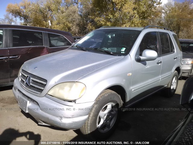 4JGAB54E91A227079 - 2001 MERCEDES-BENZ ML 320 SILVER photo 2