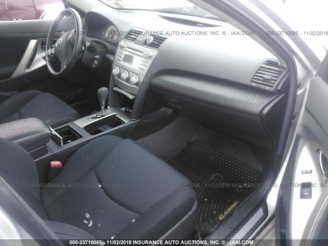 4T1BF3EK8AU022742 - 2010 TOYOTA CAMRY SE/LE/XLE SILVER photo 5