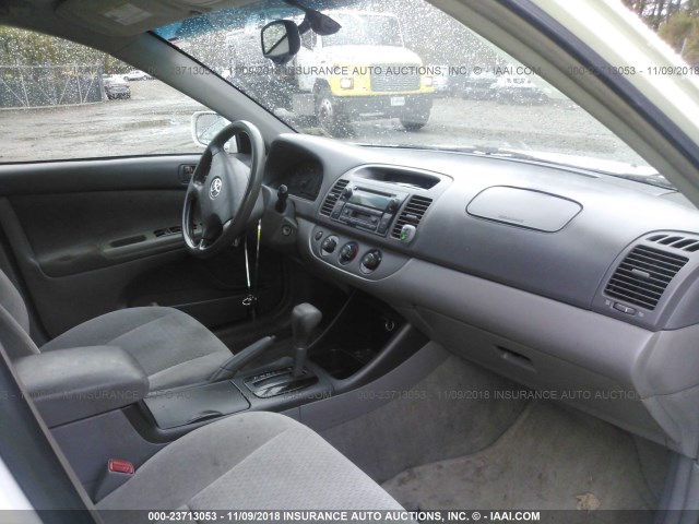 4T1BE32K04U269653 - 2004 TOYOTA CAMRY LE/XLE/SE WHITE photo 5