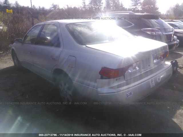 4T1BF22KXYU098696 - 2000 TOYOTA CAMRY LE/XLE SILVER photo 3