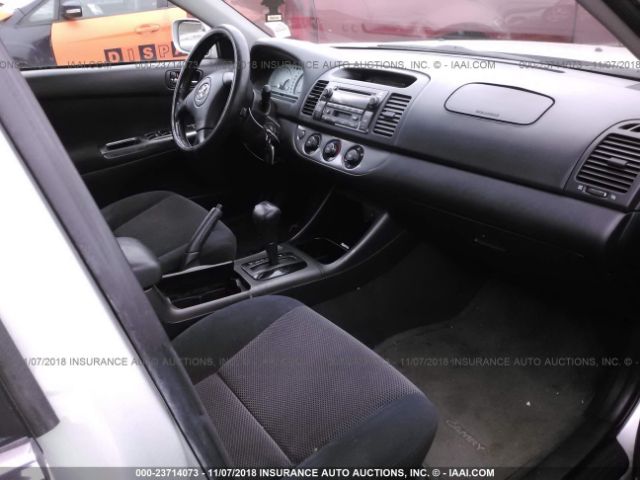 4T1BE32K43U641574 - 2003 TOYOTA CAMRY LE/XLE/SE SILVER photo 5