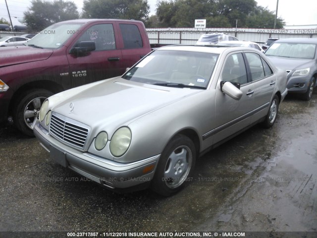 WDBJF72F2VA166033 - 1997 MERCEDES-BENZ E 420 SILVER photo 2