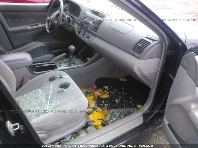 JTDBE32K520088444 - 2002 TOYOTA CAMRY LE/XLE/SE BLACK photo 5