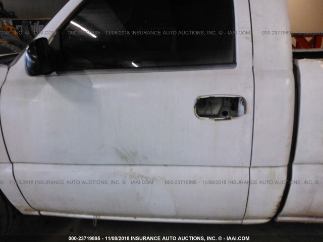 1GCEC14X26Z237166 - 2006 CHEVROLET SILVERADO C1500 WHITE photo 6