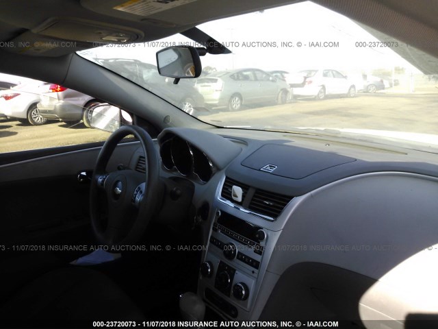 1G1ZH57B49F187976 - 2009 CHEVROLET MALIBU 1LT WHITE photo 5