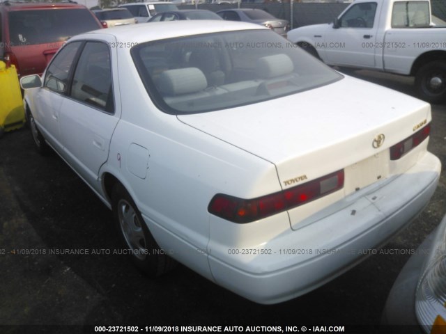 JT2BG22K5W0178373 - 1998 TOYOTA CAMRY CE/LE/XLE 白色 照片 3