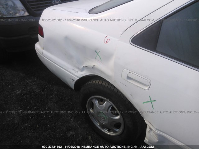 JT2BG22K5W0178373 - 1998 TOYOTA CAMRY CE/LE/XLE 白色 照片 6