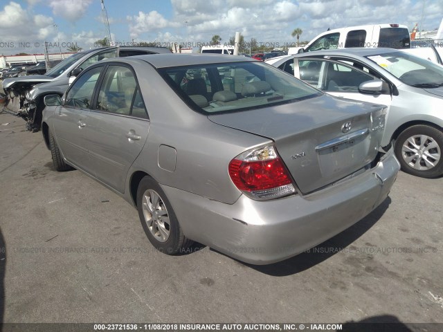 4T1BF30KX5U615466 - 2005 TOYOTA CAMRY LE/XLE/SE SILVER photo 3