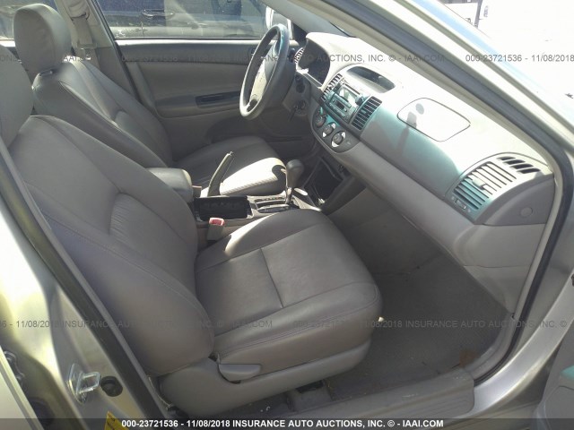 4T1BF30KX5U615466 - 2005 TOYOTA CAMRY LE/XLE/SE SILVER photo 5