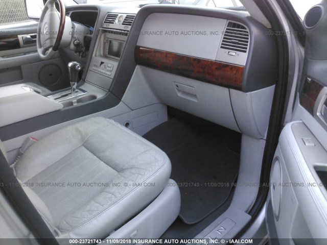 5LMFU28505LJ22303 - 2005 LINCOLN NAVIGATOR Күміс фото 5