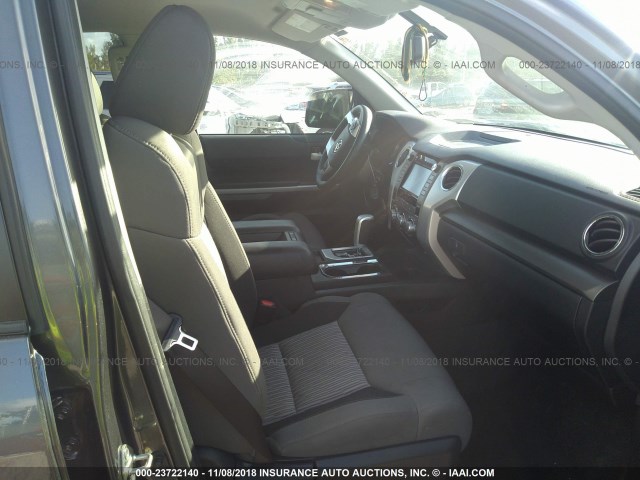 5TFRM5F13HX121701 - 2017 TOYOTA TUNDRA DOUBLE CAB SR/SR5 GRAY photo 5