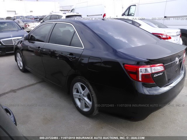 4T1BF1FK3EU869483 - 2014 TOYOTA CAMRY L/SE/LE/XLE Qara foto 3