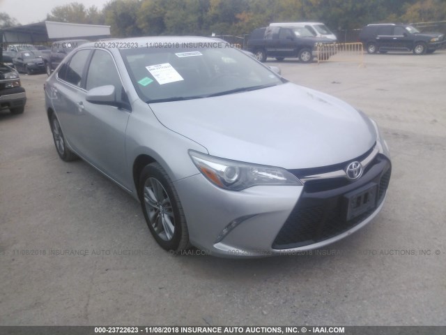 4T1BF1FK4HU375184 - 2017 TOYOTA CAMRY LE/XLE/SE/XSE 银色 照片 1