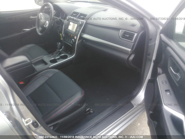 4T1BF1FK4HU375184 - 2017 TOYOTA CAMRY LE/XLE/SE/XSE 银色 照片 5