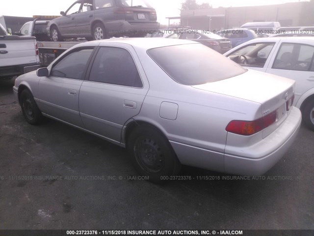 4T1BG22K61U840000 - 2001 TOYOTA CAMRY CE/LE/XLE ვერცხლისფერი ფოტო 3