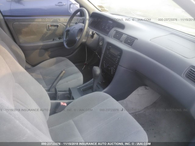 4T1BG22K61U840000 - 2001 TOYOTA CAMRY CE/LE/XLE ვერცხლისფერი ფოტო 5