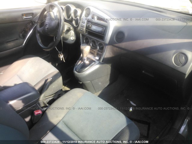 2T1KR32E65C355650 - 2005 TOYOTA COROLLA MATRIX XR GRAY photo 5