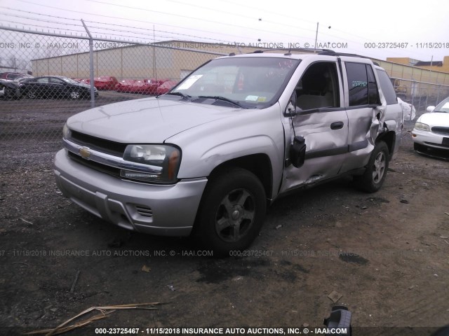 1GNDT13S852358414 - 2005 CHEVROLET TRAILBLAZER LS/LT SILVER photo 2