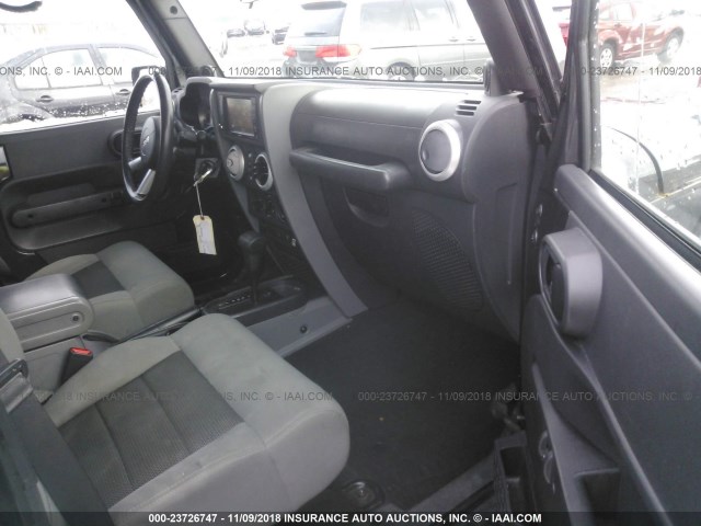 1J4HA5H1XAL125687 - 2010 JEEP WRANGLER UNLIMITE SAHARA GRAY photo 5