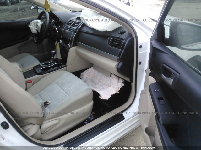4T4BF1FK4CR267873 - 2012 TOYOTA CAMRY SE/LE/XLE თეთრი ფოტო 5