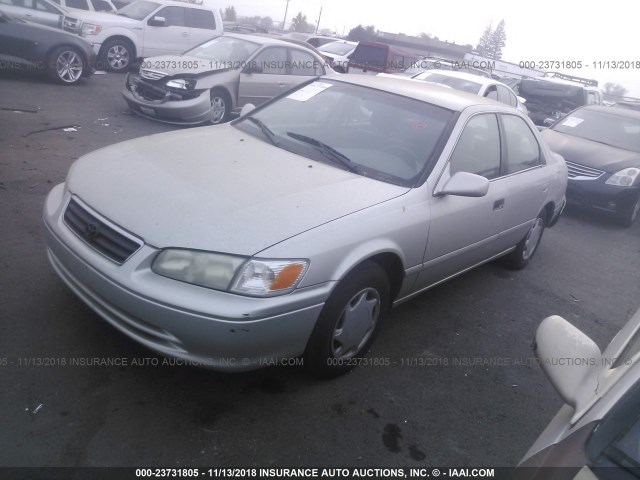 4T1BG22K6YU644066 - 2000 TOYOTA CAMRY CE/LE/XLE ვერცხლისფერი ფოტო 2