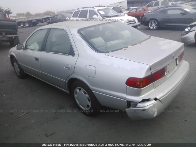 4T1BG22K6YU644066 - 2000 TOYOTA CAMRY CE/LE/XLE ვერცხლისფერი ფოტო 3