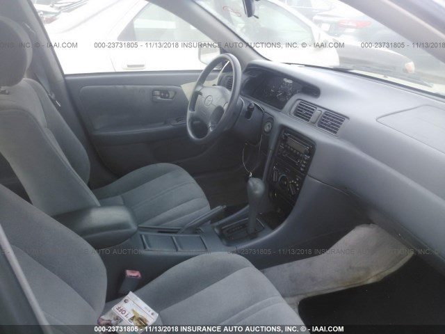 4T1BG22K6YU644066 - 2000 TOYOTA CAMRY CE/LE/XLE ვერცხლისფერი ფოტო 5